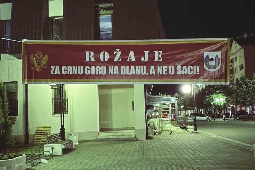 PODRŠKA IZ ROŽAJA: Okačen transparent ”Za Crnu Goru na dlanu, a ne u šaci”