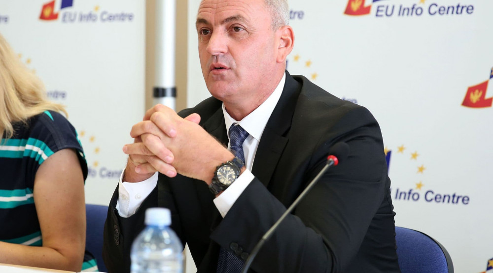 Đokaj: Ministarstvo da obrazloži na osnovu čega je propisalo da konobari obrađuju lične podatke
