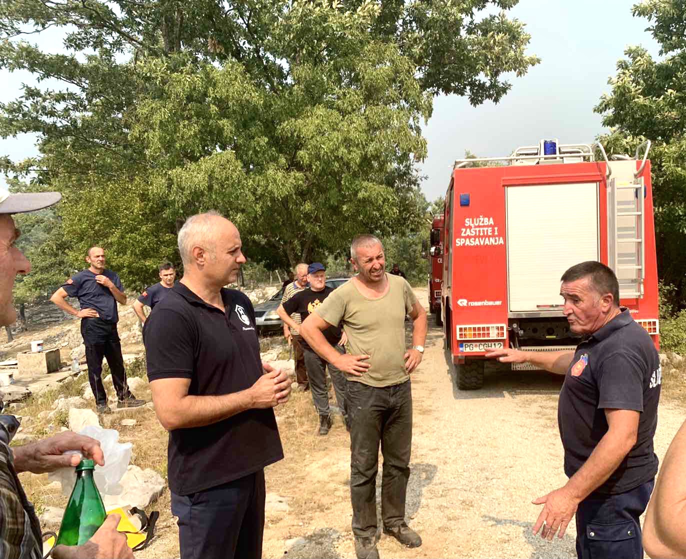 Cetinjski vatrogasci danonoćno na terenu, Kašćelan ih nagradio za trud (FOTO)