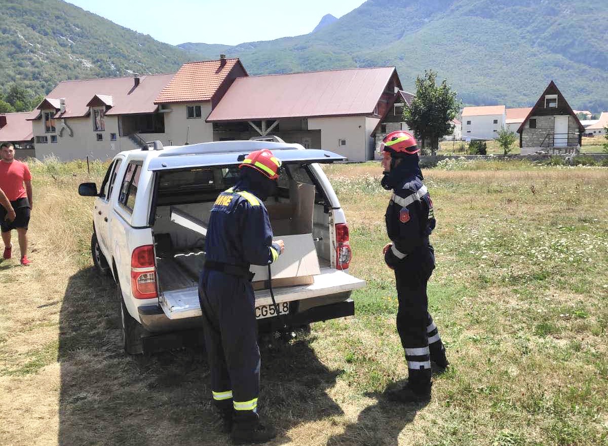 Cetinjski vatrogasci na Lovćenu brane borovu šumu od vatrene stihije (FOTO)