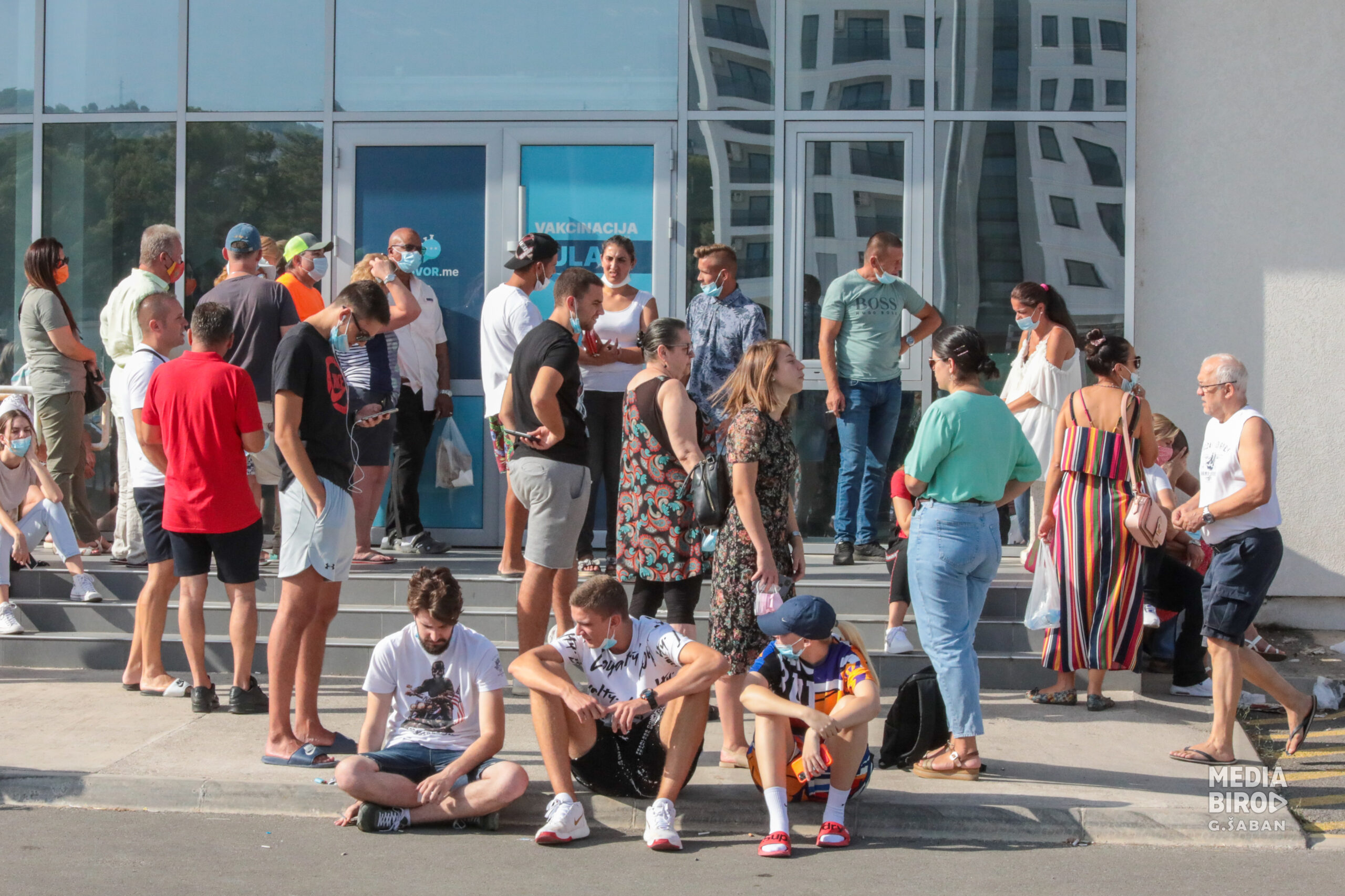 U Podgoricu stiglo 1400 doza Fajzera, građani na vakcinaciju čekaju i po nekoliko sati
