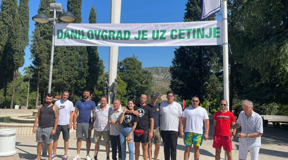 PONOVO NA ISTOM MJESTU: Postavljen novi transparent ”Danilovgrad je uz Cetinje”
