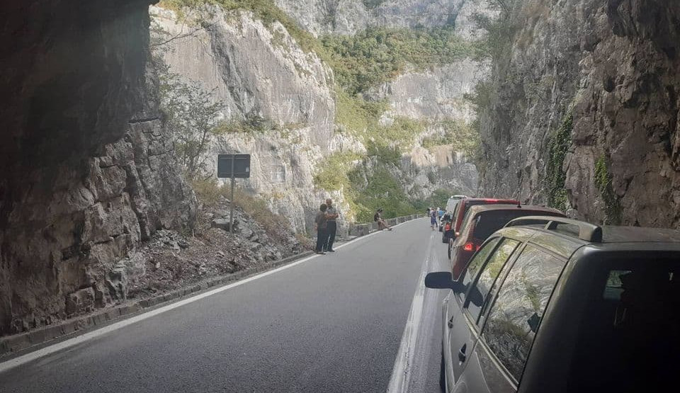 Kamion sletio sa puta u Dromiri, povrijeđena jedna osoba