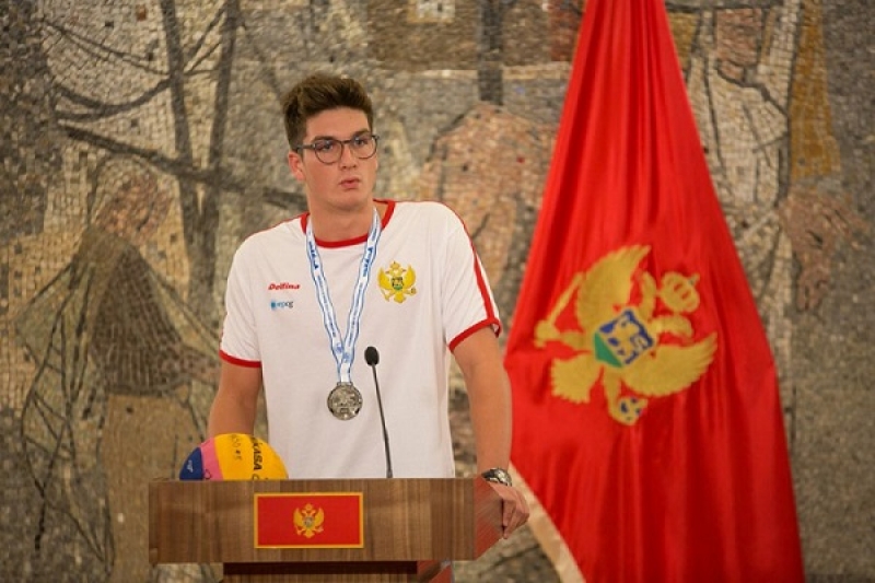 Dušan Matković nosi crnogorsku zastavu na ceremoniji svečanog zatvaranja