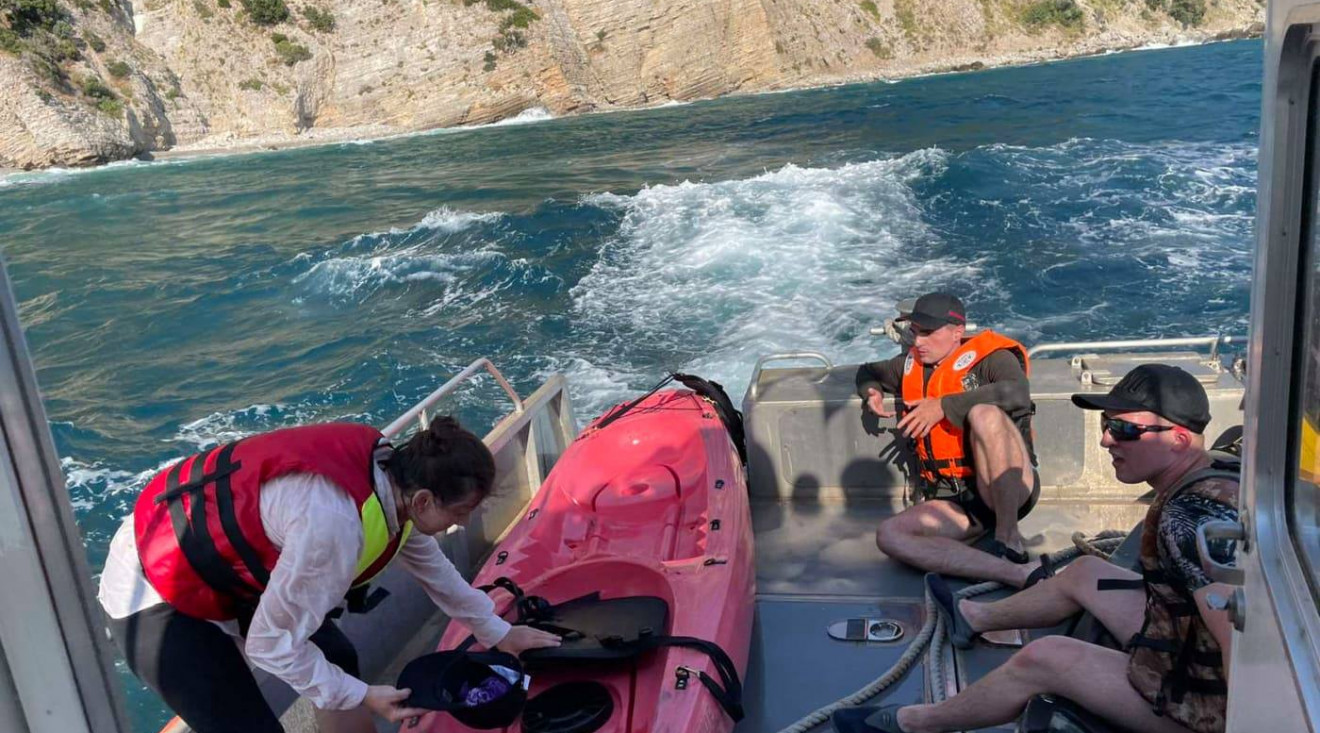 Spašeni turisti kod Budve: Ostali zarobljeni na pedalini zbog talasa i vjetra