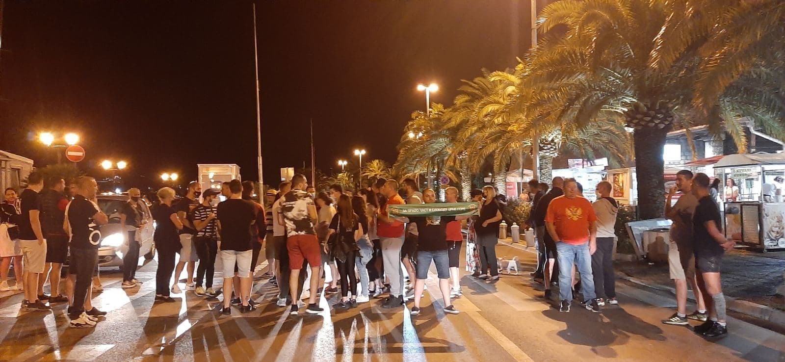 Građani Kotora blokirali saobraćaj, traže od Direkcije da ukloni transparent podrške Joanikiju