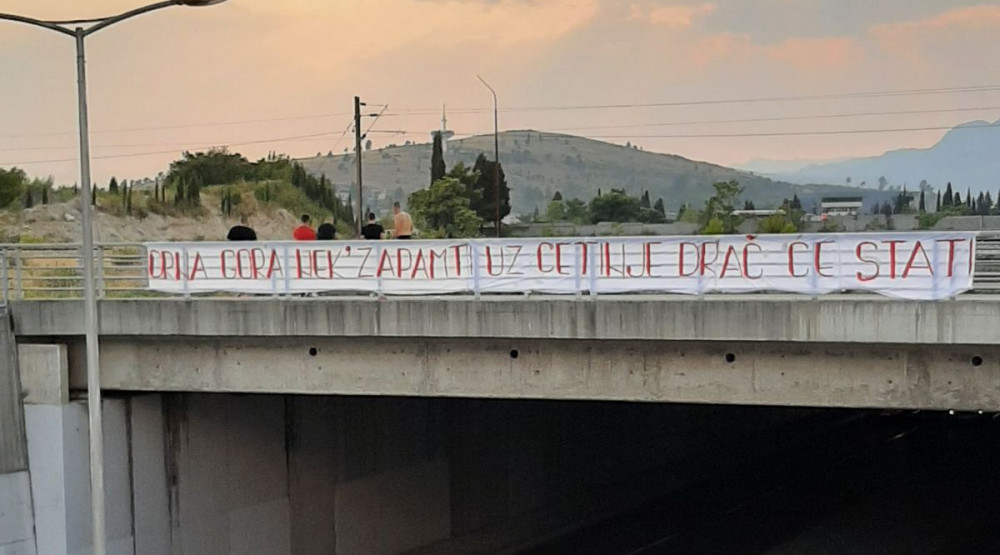 Podgoričani uporni: Opet vidljive poruke podrške Cetinju