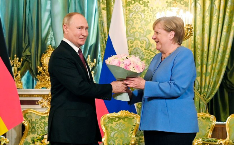 Putin je Merkel tokom sastanka poklonio cvijeće
