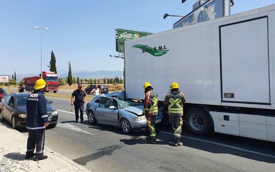 Tri osobe povrijeđene u sudaru automobila i kamiona kod KAP-a