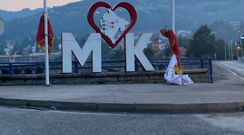 U Mojkovcu uništeni transparent i crnogorske zastave