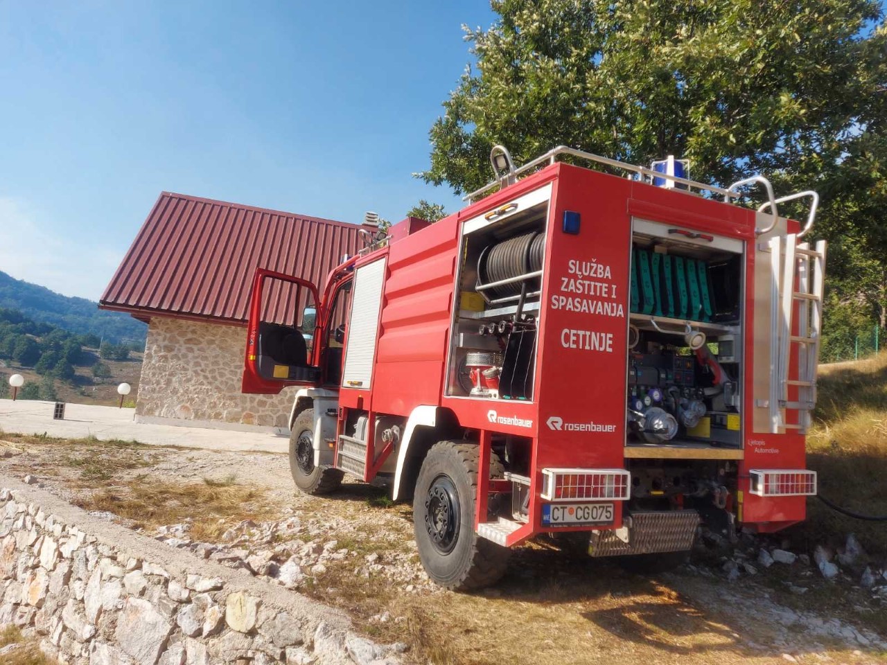 Cetinjski vatrogasci iscrpljeni, požar zahvatio veliki pojas