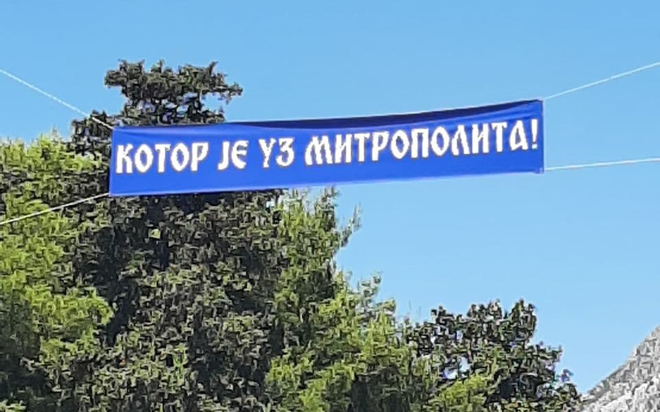 Po nalogu Jokića: Uklonjen transparent „Kotor je uz mitropolita“