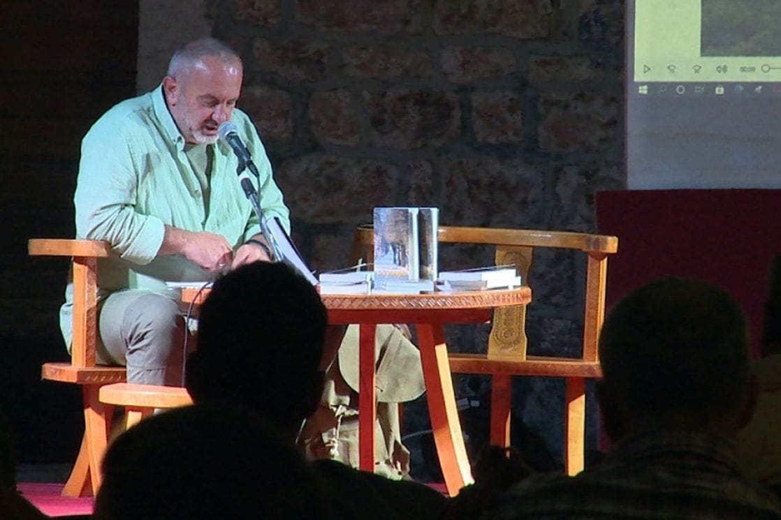 (VIDEO) Momčilo Zeković ispred Biljarde promovisao novu knjigu poezije; Ti si moj omiljeni kamen, poklonim se i onda opet stanem…