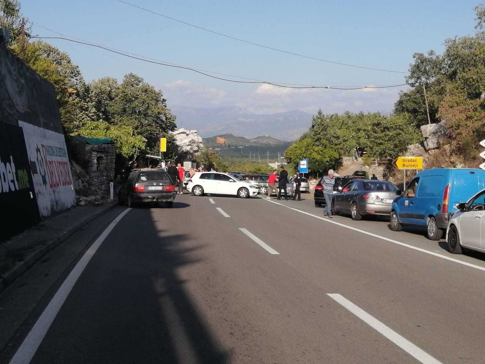 Građani probili policijsku blokadu ka Cetanju, propuštena sva vozila