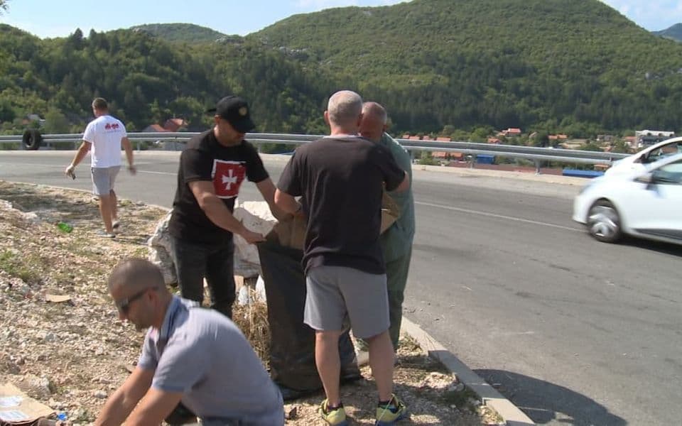 VIDEO: Cetinjani pokupili smeće: “Čist obraz, čist grad”