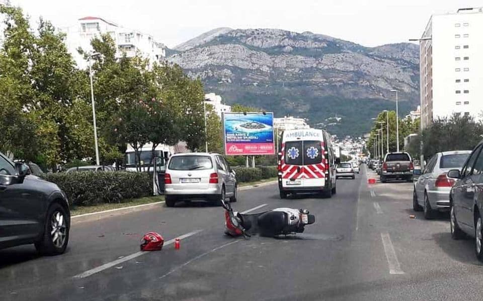 Bar: U sudaru automobila i motora povrijeđena žena
