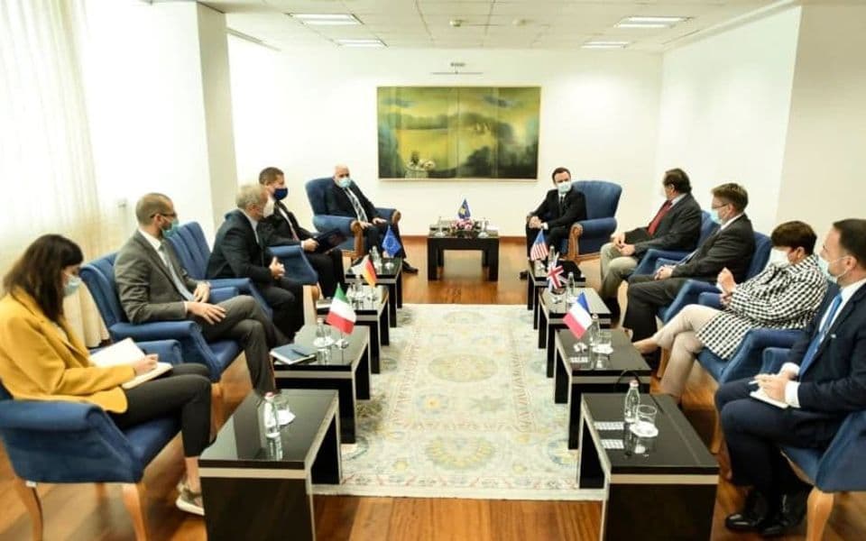 Kurti sa ambasadorima Kvinte: Odluka o tablicama nije provokacija