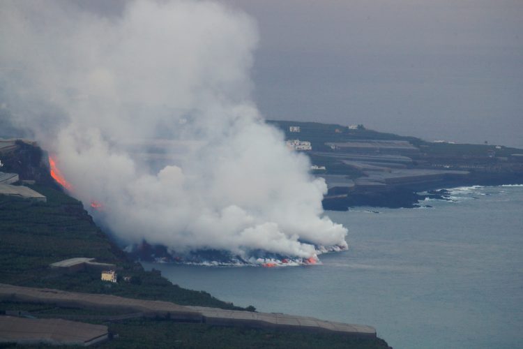 Lava iz vulkana na ostrvu La Palma stigla do okeana, strah od eksplozija
