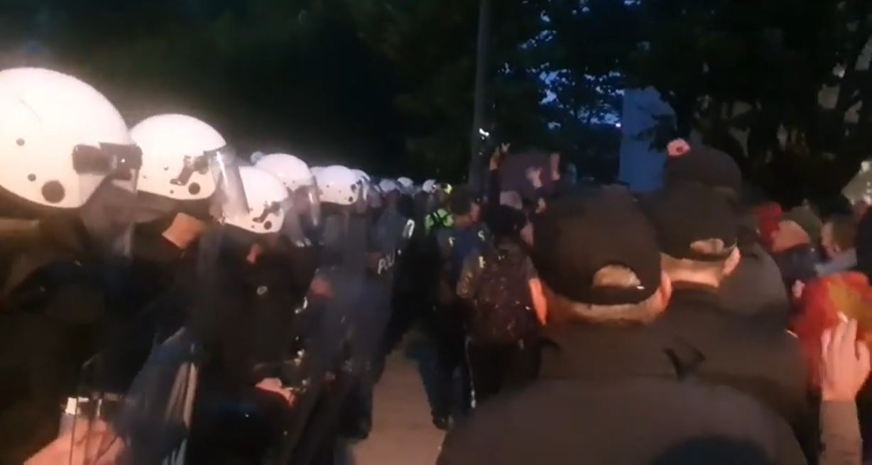 (VIDEO) Građani pred bacanje prvog suzavca aplaudirali policajcima koji su spustili štitove