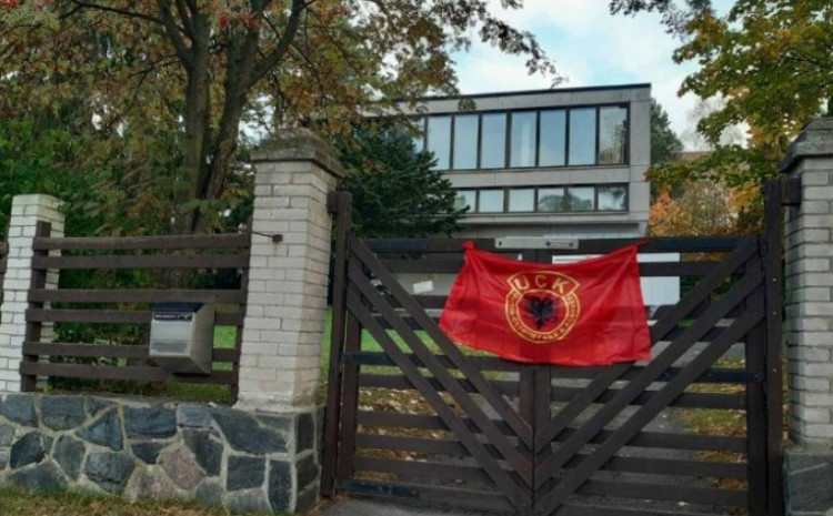 Zastava OVK okačena na ambasadu Srbije u Finskoj