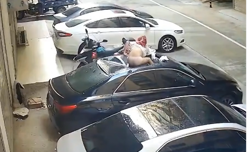 Žena pala sa terase tokom intimnog odnosa (VIDEO)