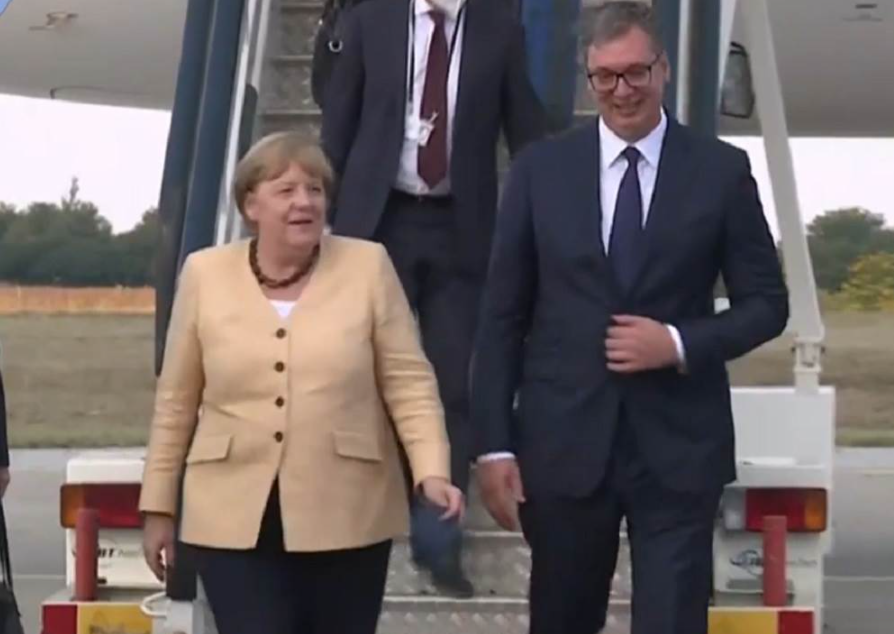 Boja SAKOA ANGELE MERKEL UVIJEK ŠALJE PORUKU: U Srbiju je došla u ovoj nijansi – evo šta to znači! (FOTO)