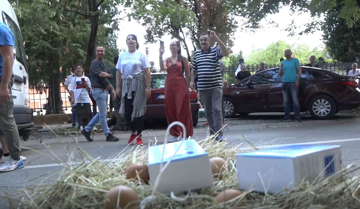 (FOTO/VIDEO) Građani skandiraju odbornicima URE, donijeli sijeno, jaja i so ispred Skupštine