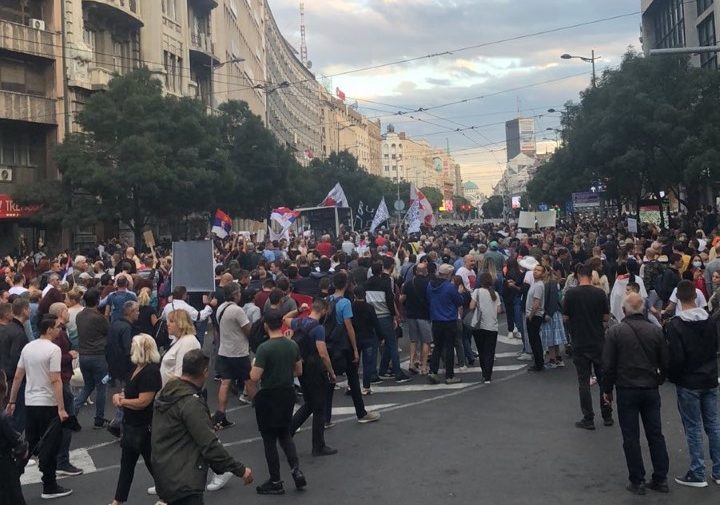 Haos u Beogradu: Antivakseri na ulicama, bačena i prva baklja, policija pod punom opremom