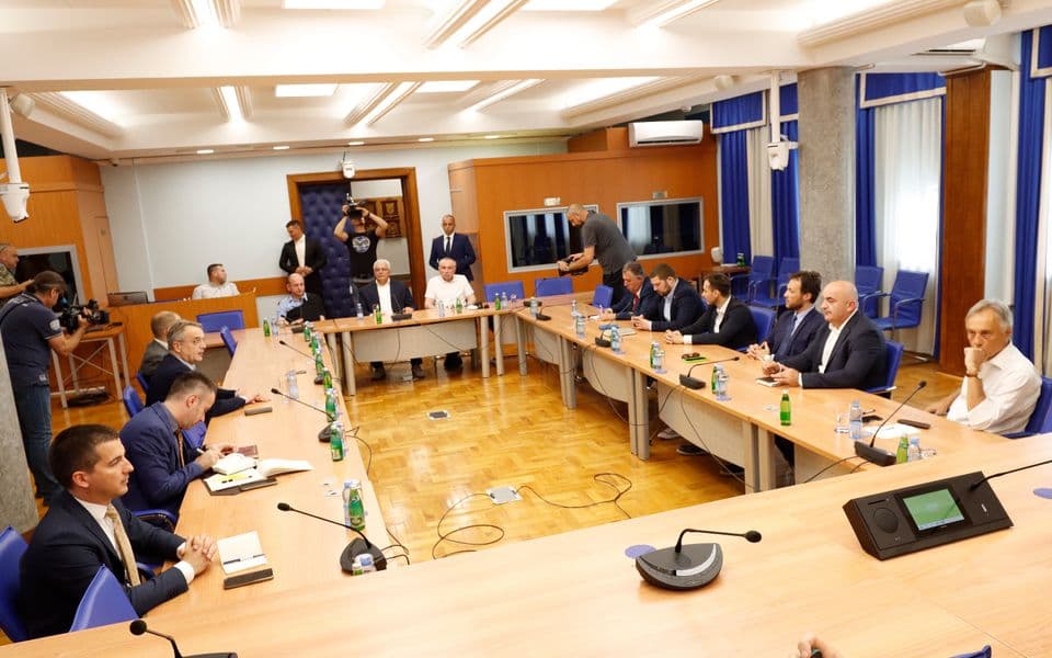 DF-u devet resora, Demokratama pet, Uri četiri, dok su svi ministri osim Spajića i Milatovića “na ledu”