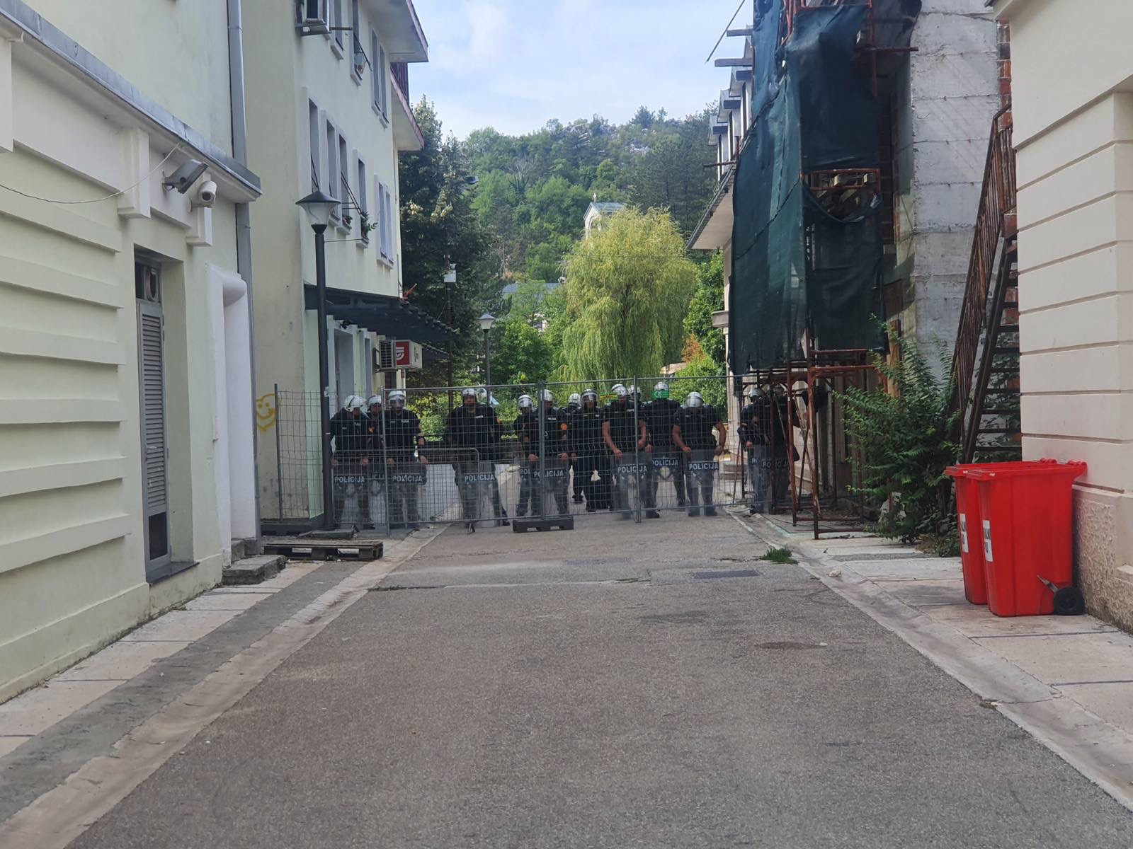 VIDEO Građani pokušali da probiju policijsku blokadu