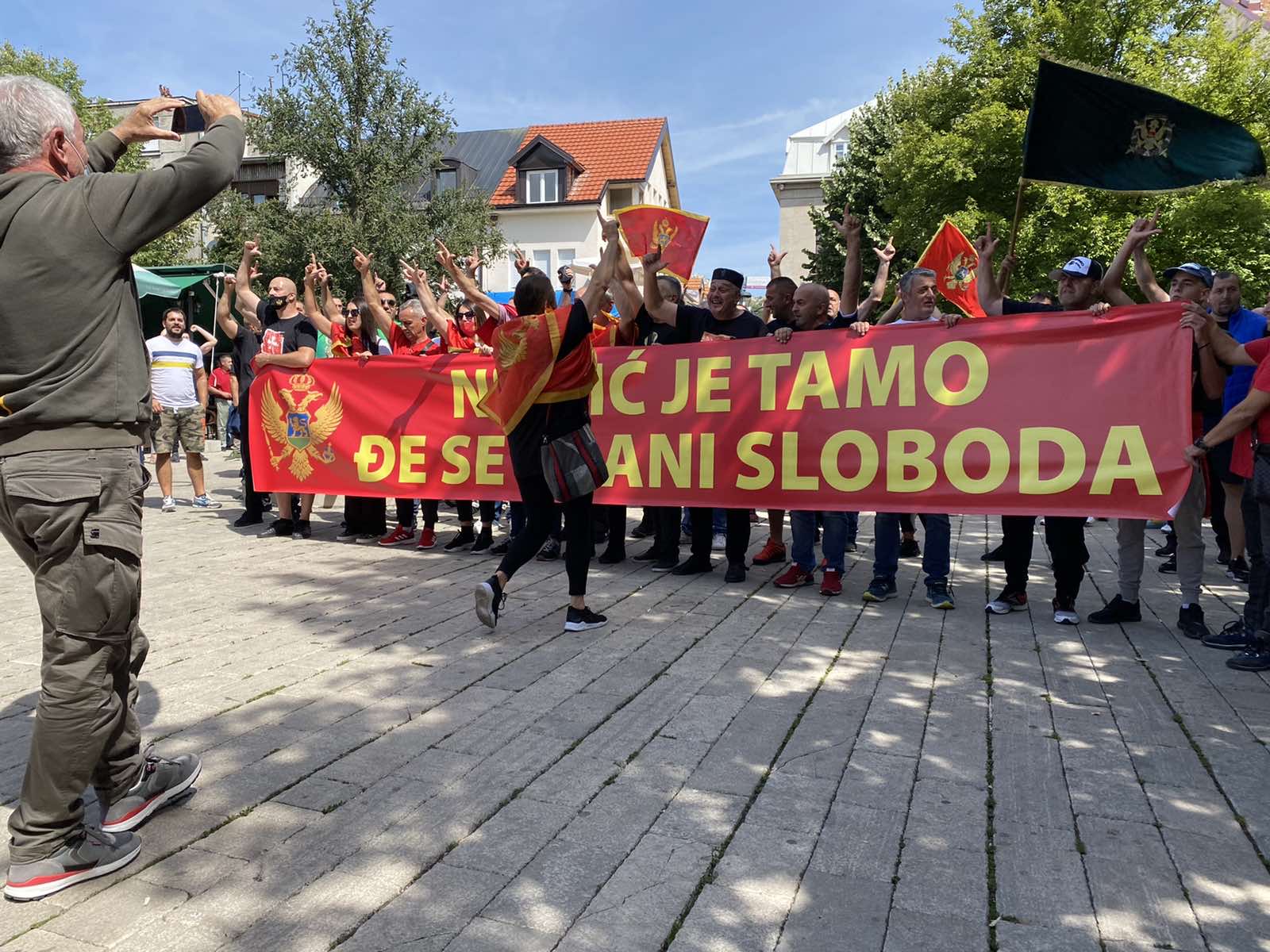 Kolone automobila stižu na Cetinje, putevi prohodni bez blokada
