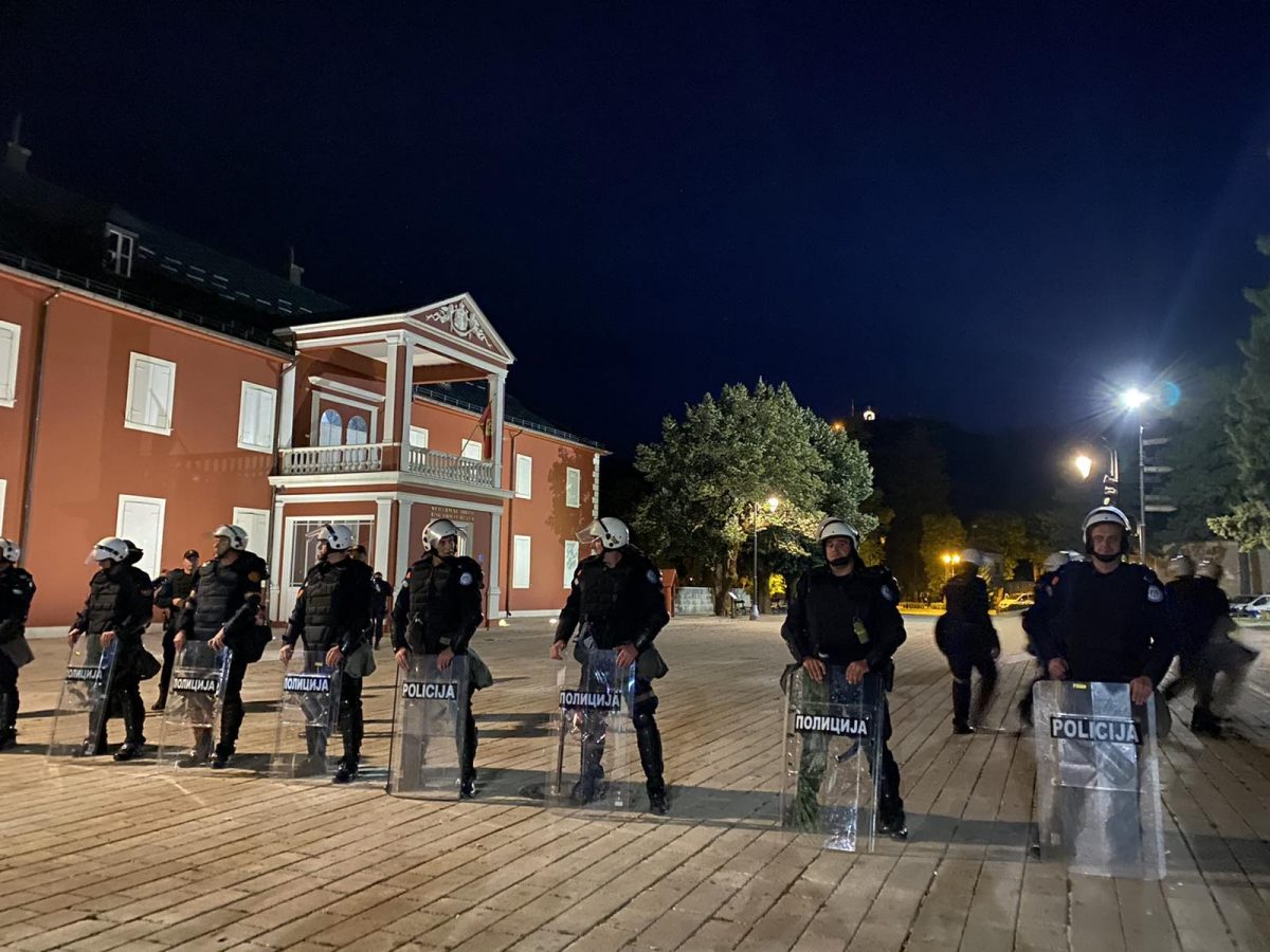 RTCG-u neko usmenim putem saopštio da je pucano na policiju