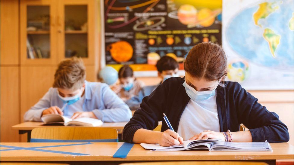 Zaraženo više od 1.100 učenika i 253 nastavnika