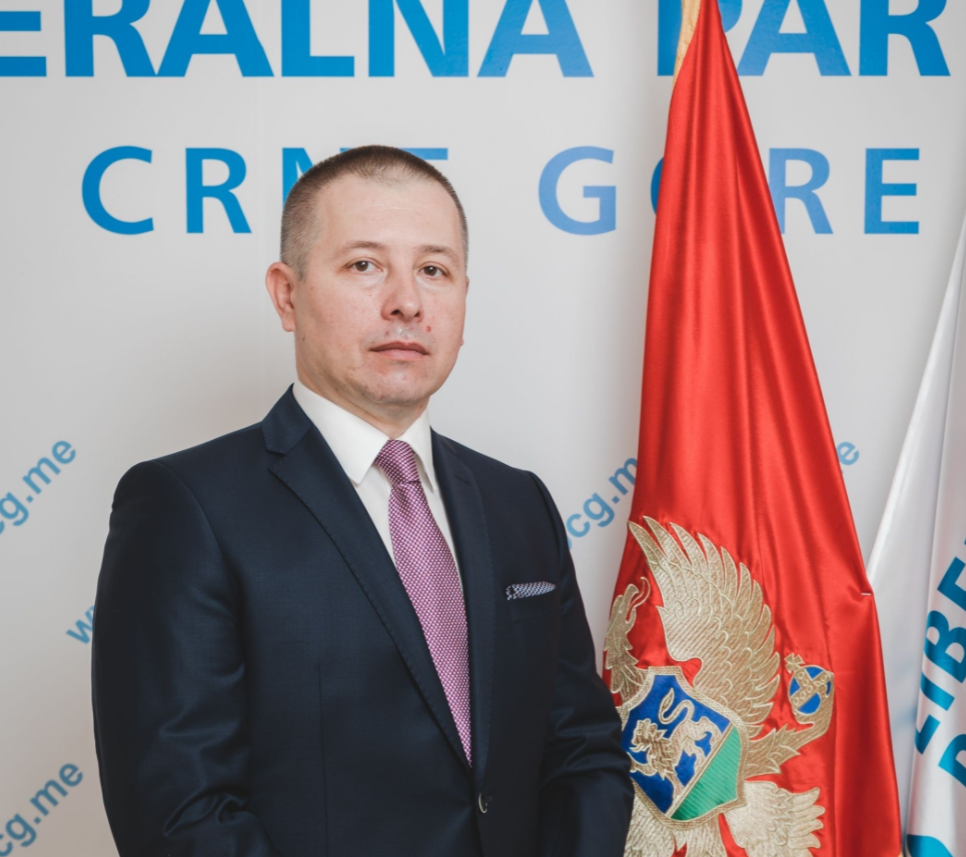 Rabrenović: Po kojem osnovu se policijski funkcioneri nalaze u loži na vjerskom skupu