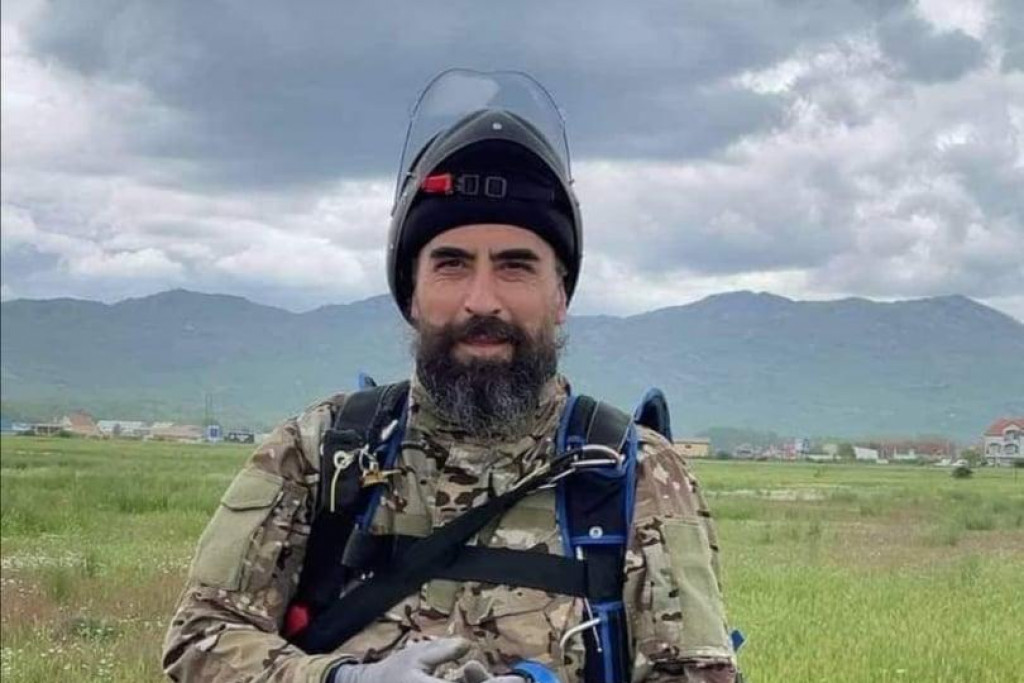 Video: Episkop Metodije skakao padobranom na Kapinom polju u Nikšiću