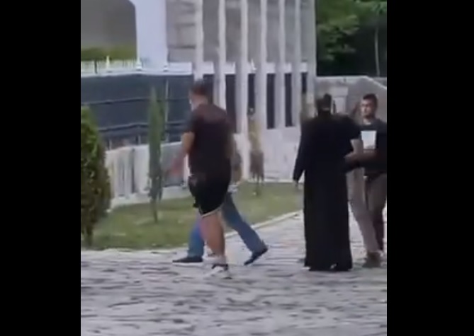 (VIDEO) Sveštenik dočekao grupu mladića: Jedan od vođa navijača Zvezde juče ušao u Cetinjski manastir?