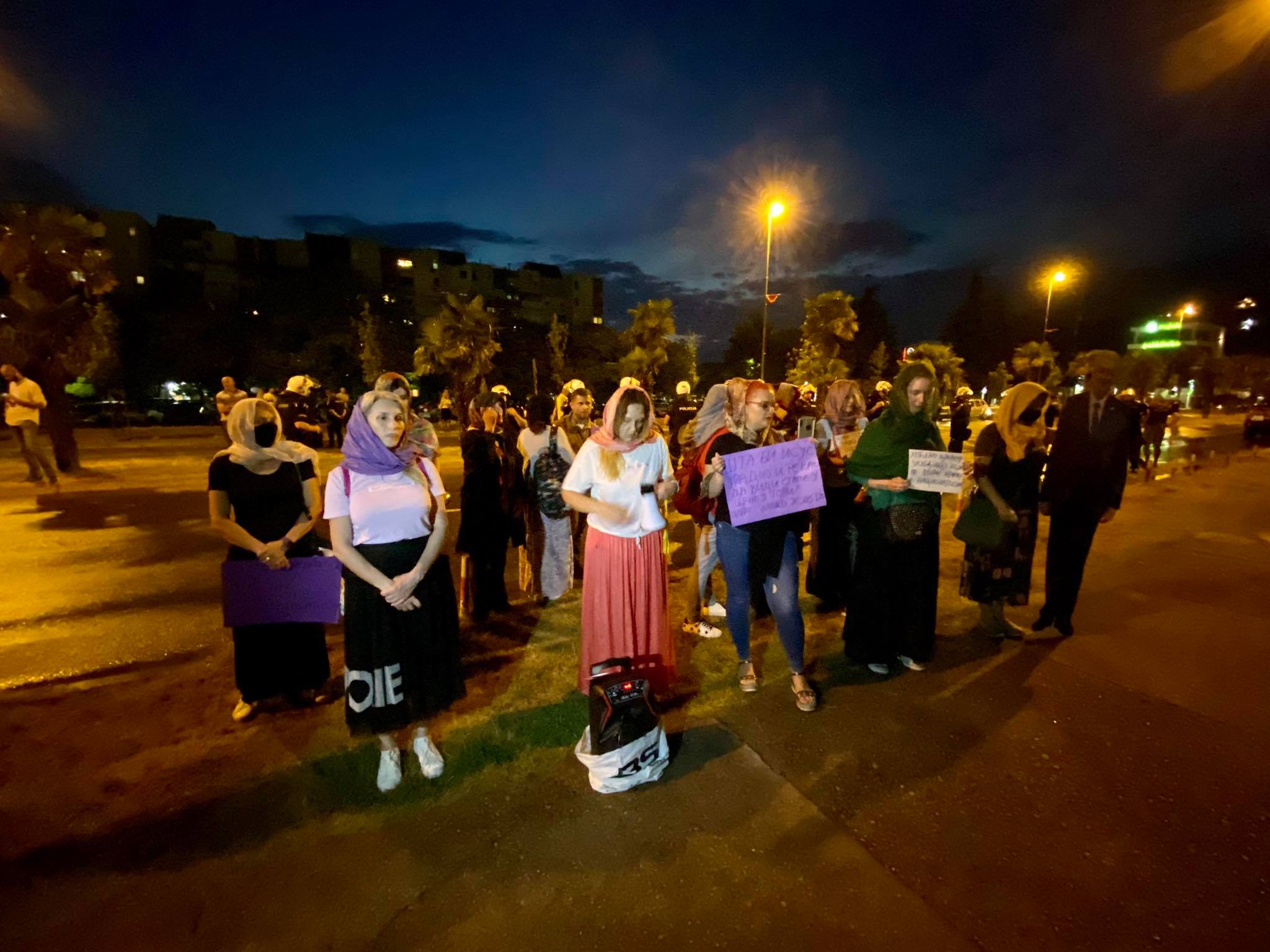 Bogougodnice ispred Cetinjskog manastira: Nedostojan je