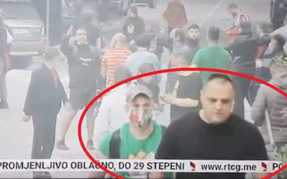 Da li je pokazivanje “molotovljevog koktela“ namještaljka službe?