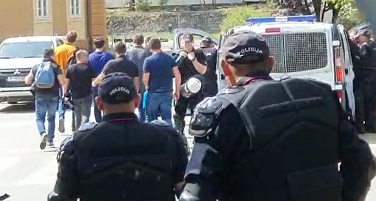 VIDEO Ko su ljudi koje sveštenik, pored policije, uvodi u manastir?