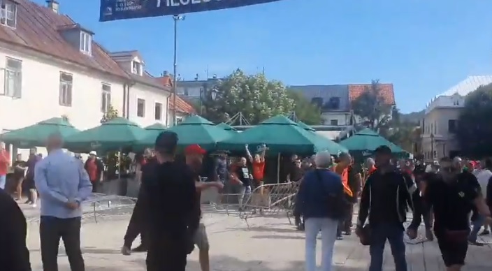 (VIDEO) INCIDENT NA CETINJU: Građani uklonili ogradu na trgu