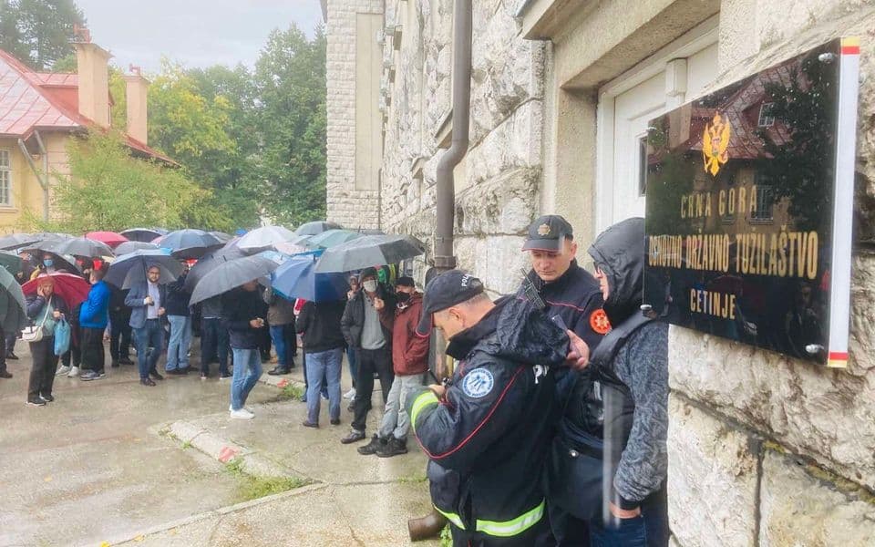Protest zbog hapšenja Kaluđerovića: Građani se nakon blokade kružnog toka uputili ka Osnovnom tužilaštvu