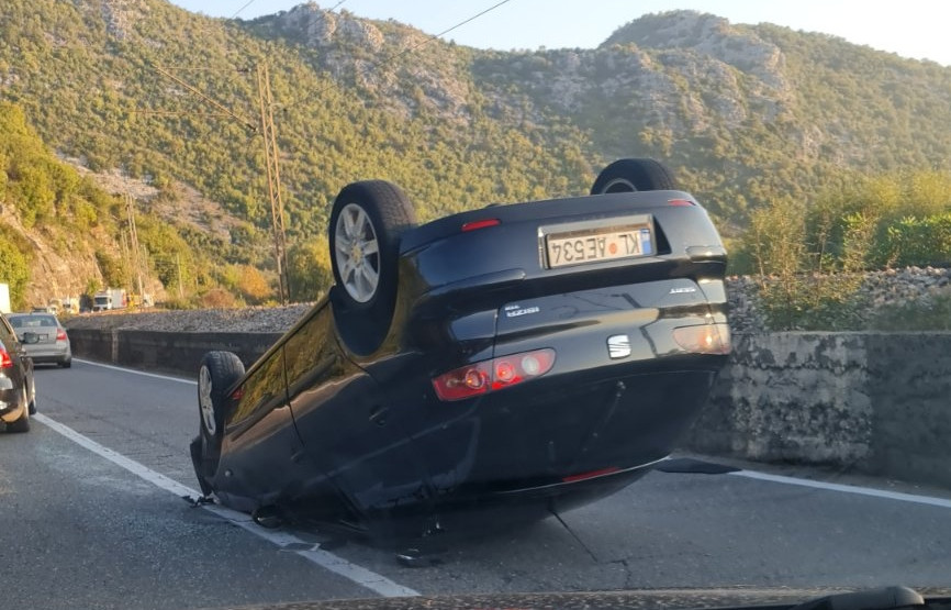 Virpazar: Automobil se prevrnuo na krov, vozač bez povreda