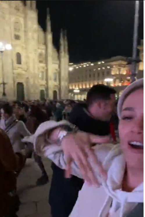 VIDEO: Ispred katedrale Duomo u Milanu sviraju “Jutro je”, Zlatanu u čast!
