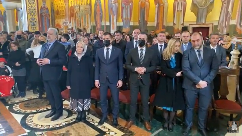 VIDEO: Krivokapić, Bečić, Bratić, na godišnjem pomenu Amfilohiju u sabornom hramu, većina prisutnih bez zaštitne maske
