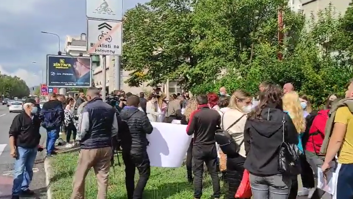 Protest ispred ODT-a: Ono što je juče bila Šejla, sjutra možemo biti vi ili ja, zatražena hitna sjednica Vlade