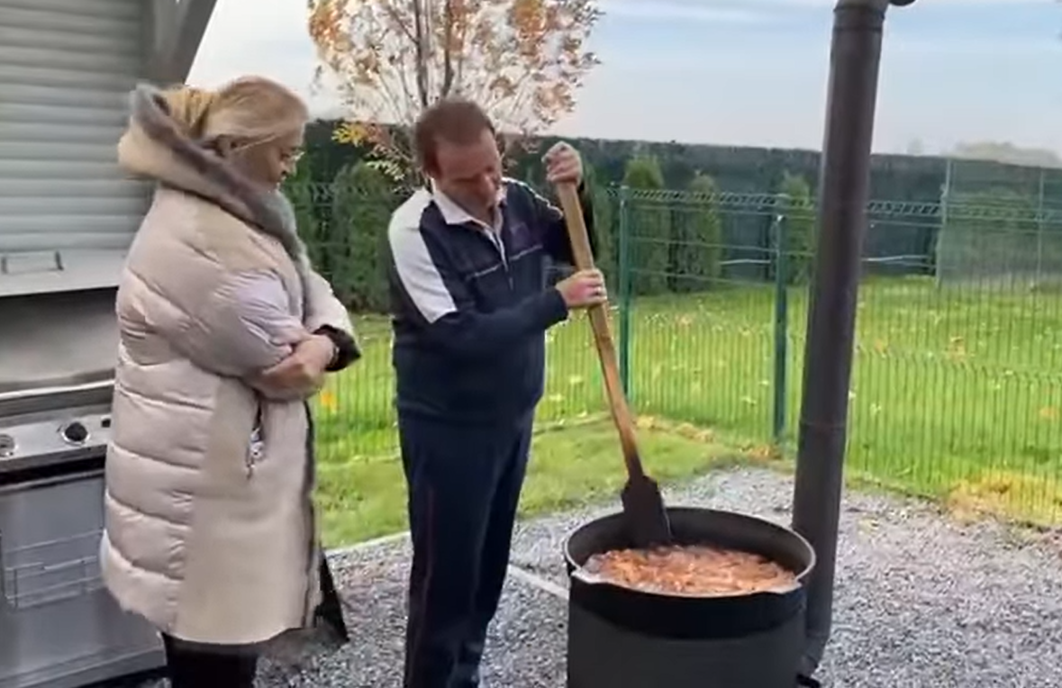 Džaba Rusija, Kina ovo je blago: Bogoljub Karić pokazao kako topi čvarke (VIDEO)