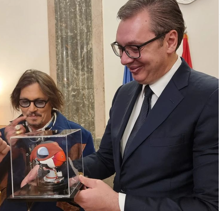 FOTO: Vučić od Džonija Depa dobio “tihog vrapca”: Počastvovan sam…