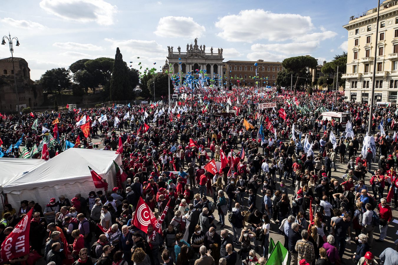 Desetine hiljada Italijana demonstriralo u Rimu protiv jačanja fašizma