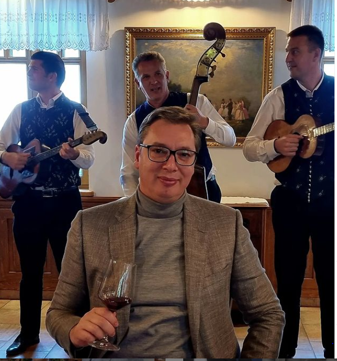 VIDEO: Kad Vučić zapjeva “Tamo daleko”