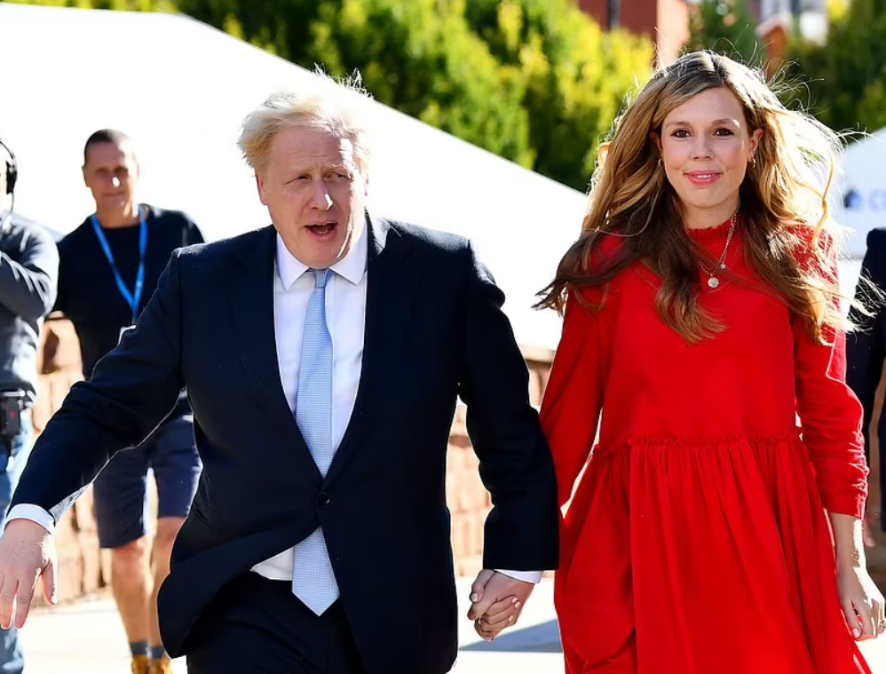 Boris Džonson čeka SEDMO dijete: Britanski premijer pokazao trudnu Keri